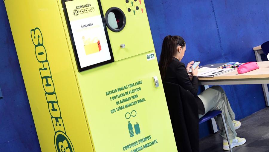 A comunidade universitaria poderá seguir reciclando as latas e botellas de plástico de bebidas que consuma, facilitando así a circularidade destes residuos. FOTO: Santi Alvite