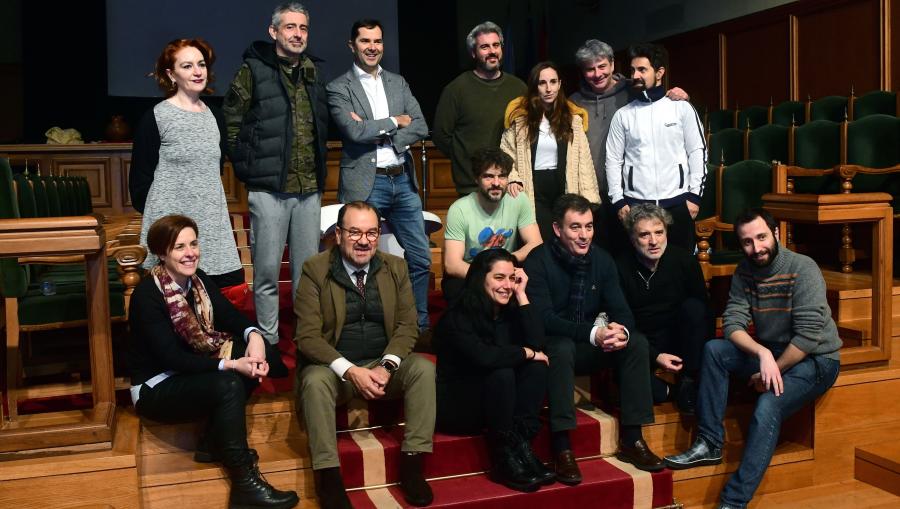 Foto de familia da visita aos ensaios. FOTO: Santi Alvite