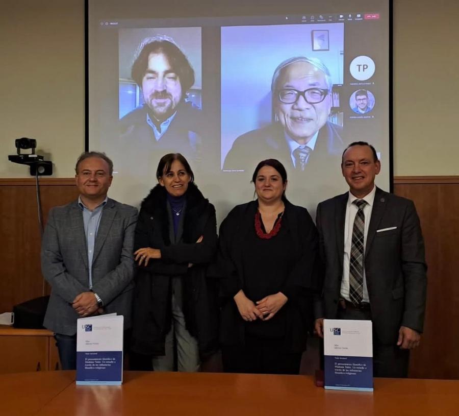 Alba Iglesias Varela posa cos directores e membros do tribunal 