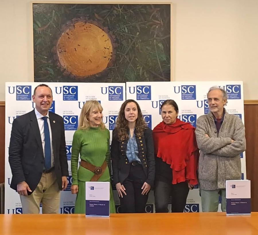 A investigadora xunto ao seu director e membros do tribunal 