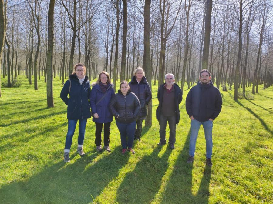 Rosa Mosquera, no centro, con participantes no proxecto Oper8, en Boimorto