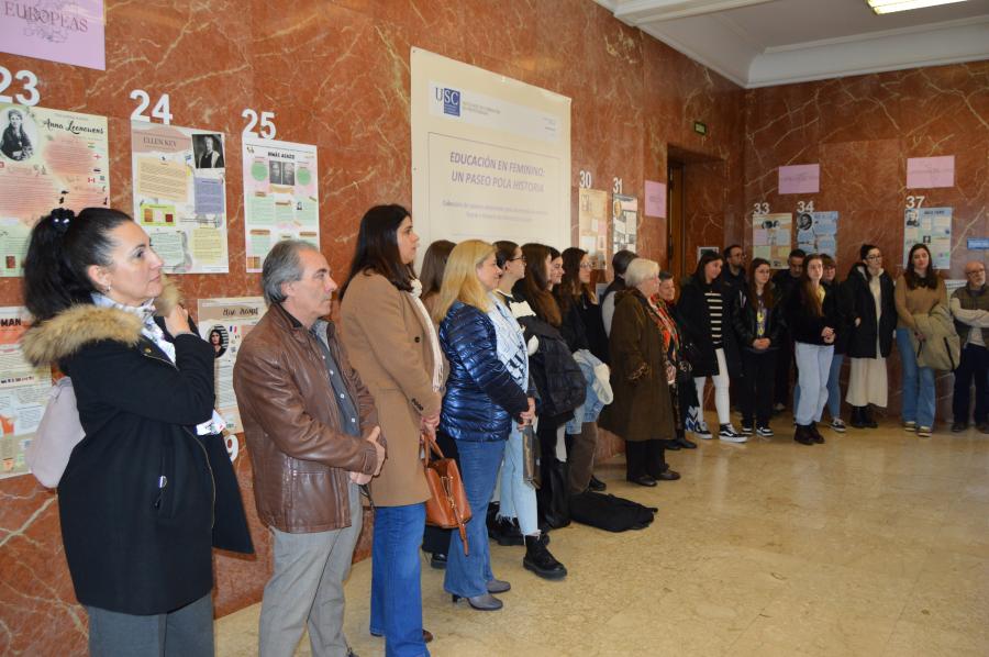 Público asistente á apertura da exposición na Facultade de Foramción do Profesorado