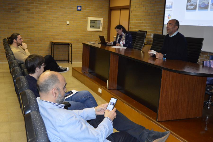 María Elena Rosendo e Miguel Alegría, na súa intervención diante de alumnado de ADE