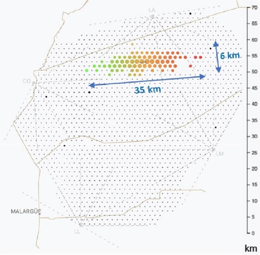 Ilustración dos detectores do Observatorio Pierre Auger e rastro da chuvia inclinada máis enerxética, a número 17 do catálogo, vista dende arriba