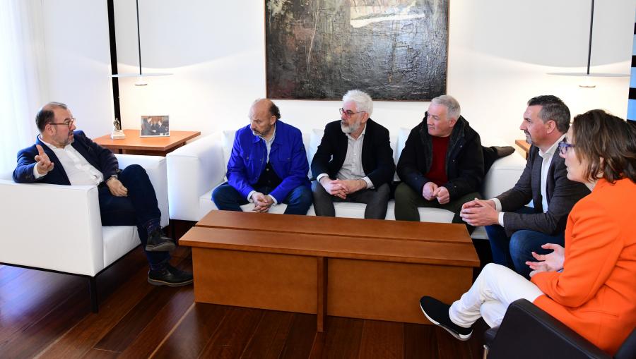 O reitor Antonio López mantivo unha xuntanza co equipo directivo da Asociación, así como con membros do equipo de goberno da Facultade de Filoloxía. FOTO: Santi Alvite