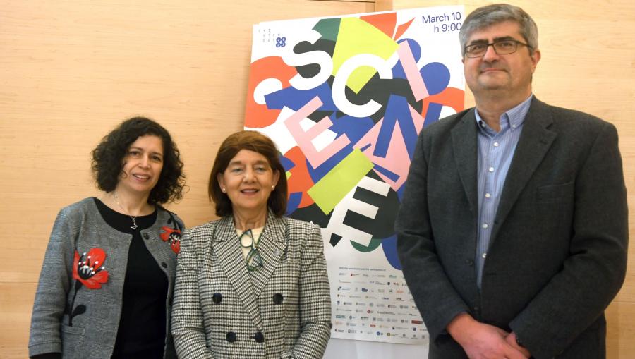 De esquerda a dereita, a profesora Jannette Rodríguez, a secretaria da Facultade Pilar Fernandez e o vicerreitor de Política Científica Vicente Pérez. FOTO: Santi Alvite