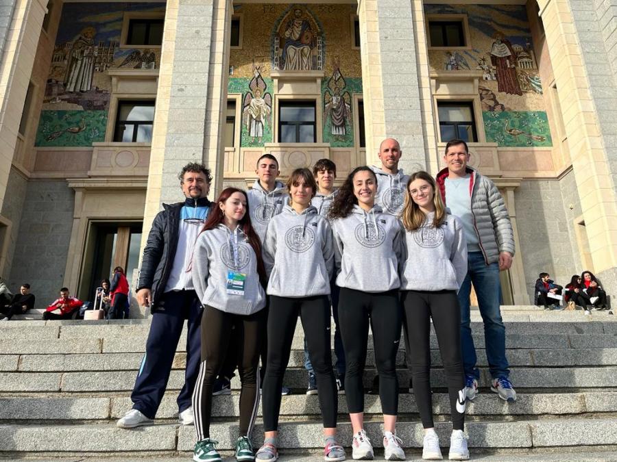 Foto de familia da expedición conformada por Alba Muñiz, María Ferreiro, Yadira Reimúndez, Irene Montemuíño, Brais Martínez e Tomás Fernández, co adestrador Raúl Bouzas, con Juan Carlos Eiriz, presidente da Federación Galega de Taekwondo e Javier Rico, delegado do reitor para o Deporte