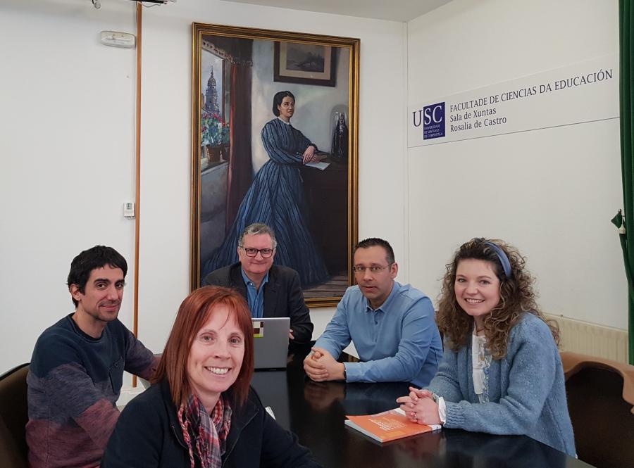 De esquerda a dereita, Esther Martínez Piñeiro, presidenta da Federación de Anpas Compostela en representación da Confederación de Anpas Galegas; Arkaitz Lareki Arcos, da UPV/EHU; Juan Ignacio Martínez de Morentin, da UPV/EHU; Fernando Fraga Varela, da USC; e Itxaro Etxague Goia, da UPV/EHU