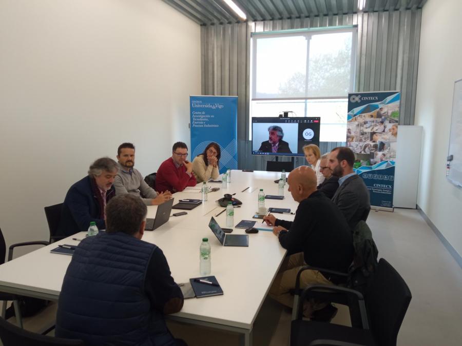O profesor Varela cabo durante a súa intervención na xuntanza. Por parte da USC, tamén participou Emilio Martínez