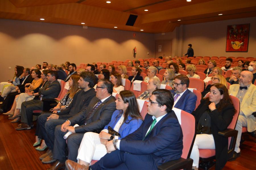 Famailiares e asistentes ao acto de homenaxe a Ana Goy Diz na Facultade de Humanidades