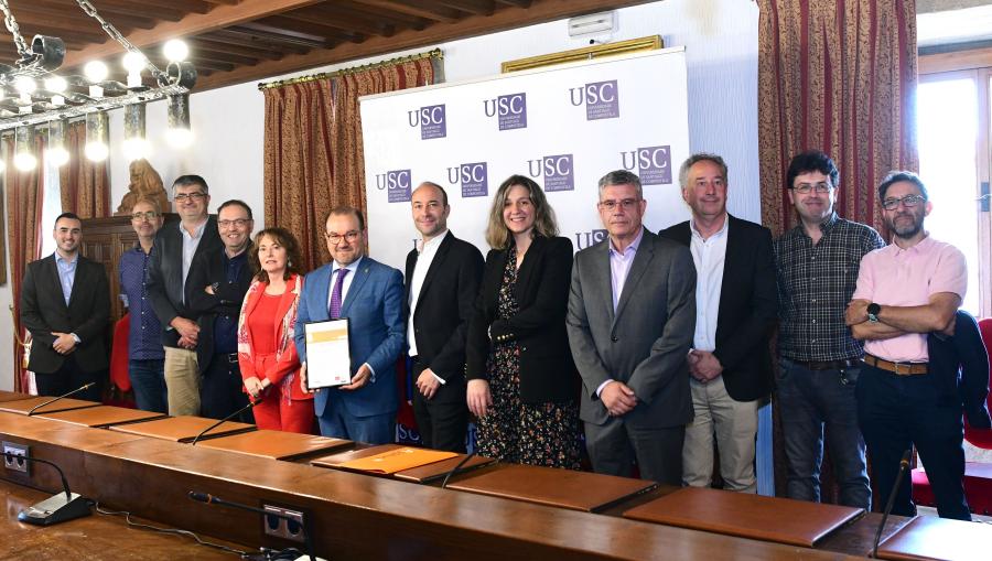 Foto de familia das persoas asistentes ao acto. FOTO: Santi Alvite