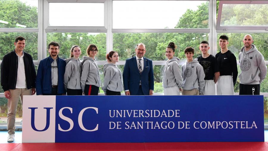 Antonio López, Javier Rico e Juan Carlos Eiriz posan co equipo de taekwondo e co seu adestrador Raúl Bouzas Somoza. FOTO: Santi Alvite