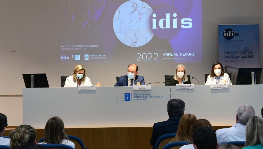 De esquerda a dereita, Eloína Núñez Masid, Antonio López Díaz, Estrella López-Pardo e María Luz Couce. FOTO: Santi Alvite