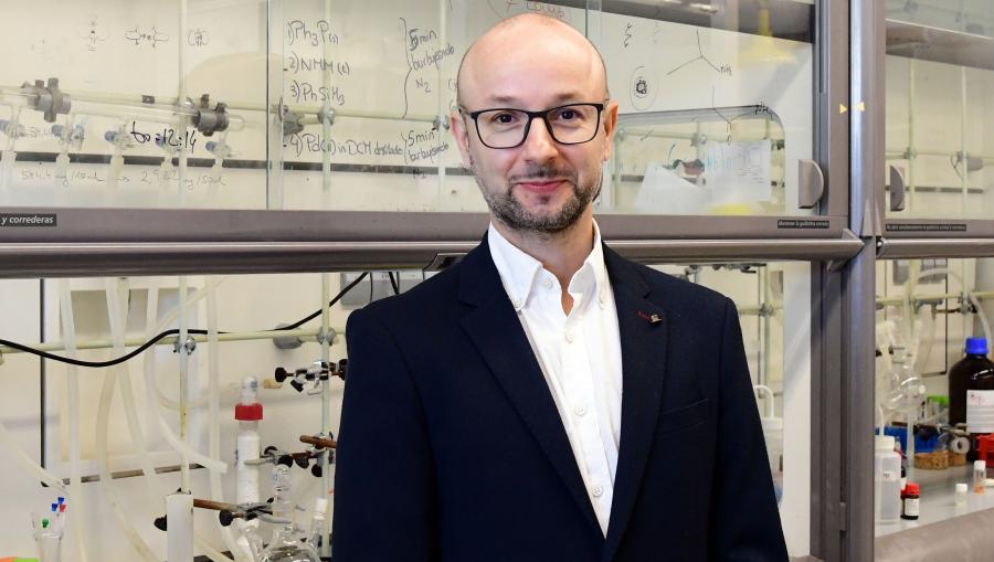 Javier Montenegro leva anos traballando en novidosos mecanismos para levar substancias bioactivas ao interior da célula. FOTO: Santi Alvite