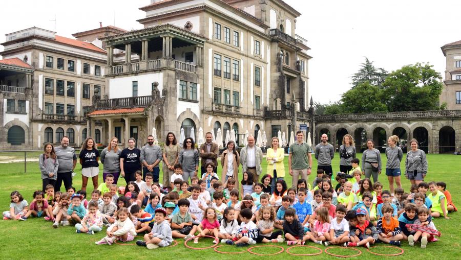 Foto de familia de autoridades e participantes. FOTO: Santi Alvite