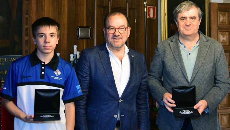 O reitor, no centro da imaxe, entregou un agasallo conmemorativo a Diego Cacheiro (esquerda) e a Xosé Luis Veiga (dereita)- FOTO: Santi Alvite