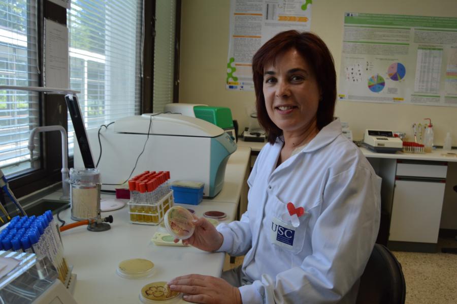 Azucena Mora Gutiérrez, no laboratorio de Microbioloxía da Facultade de Veterinaria