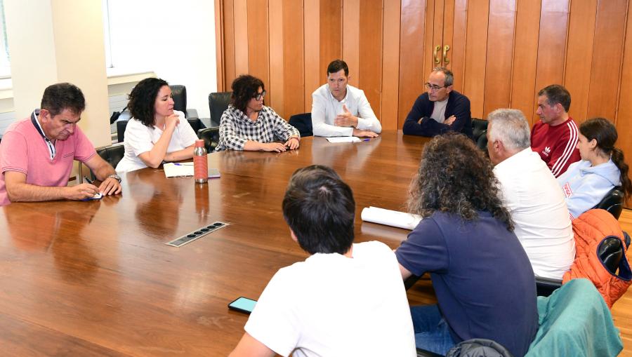 A xuntanza entre institucións e clubs permitiu coñecer de primeira man as necesidades e inquedanzas das entidades deportivas compostelás para tratar de dar a mellor resposta ás súas demandas no uso de espazos. FOTO: Santi Alvite