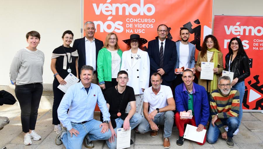 Foto de familia de persoas gañadoras, finalistas, integrantes do Servizo de Normalización Lingüística, membros do xurado, o vicerreitor de Transformación Dixital e Innovación, Gumersindo Feijoo Costa; e o secretario xeral de Política Lingüística, Valentín García. FOTO: Santi Alvite