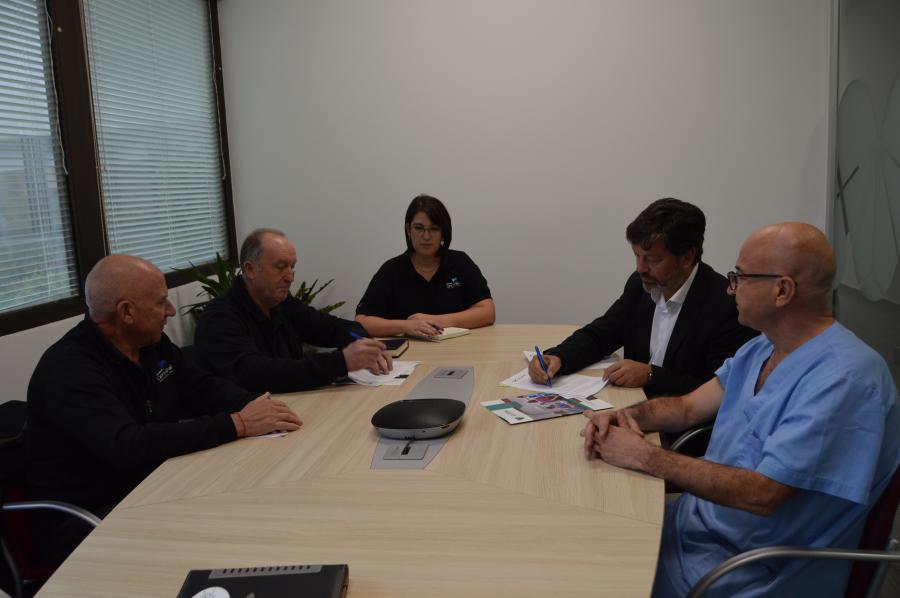 Javier Ferreira, segundo pola dereita, e Juan Carlos Puente asinan o convenio entre a Fundación Rof Codina e o Club Raza Can de Palleiro