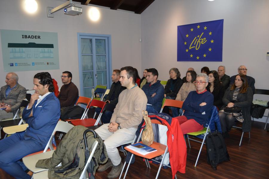 Investigadores e público asistente á presentación da monografía sobre a variedade de trigo galego 'Caaveiro', no Ibader