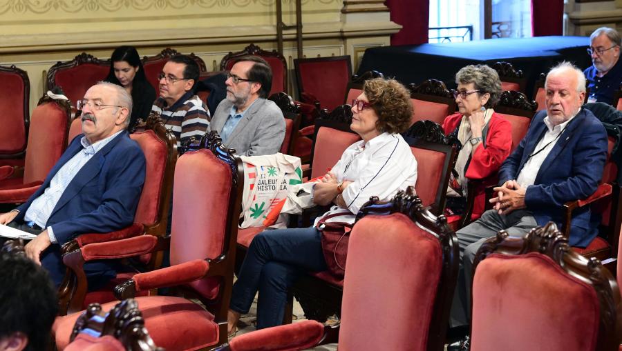 O profesor Villares (primeiro pola esquerda) pronunciou o relatorio inaugural. FOTO: Santi Alvite