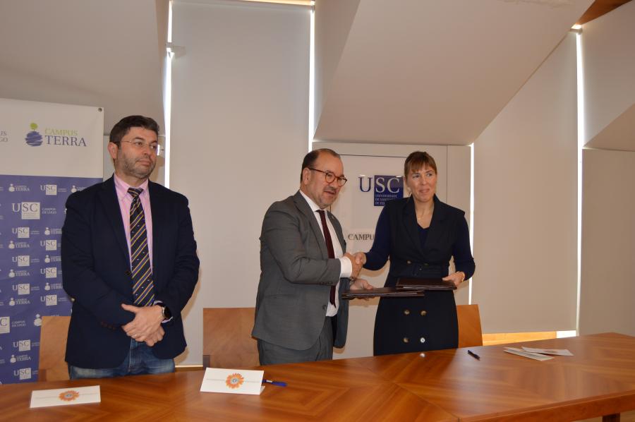 Francisco Fraga, Antonio López e Carlota López, trala sinatura do convenio no Pazo de Montenegro