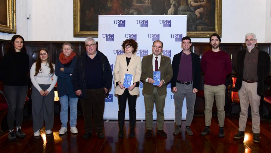 Foto de familia do reitor xunto ao equipo decanal e representantes da autoría do volume. FOTO: Santi Alvite