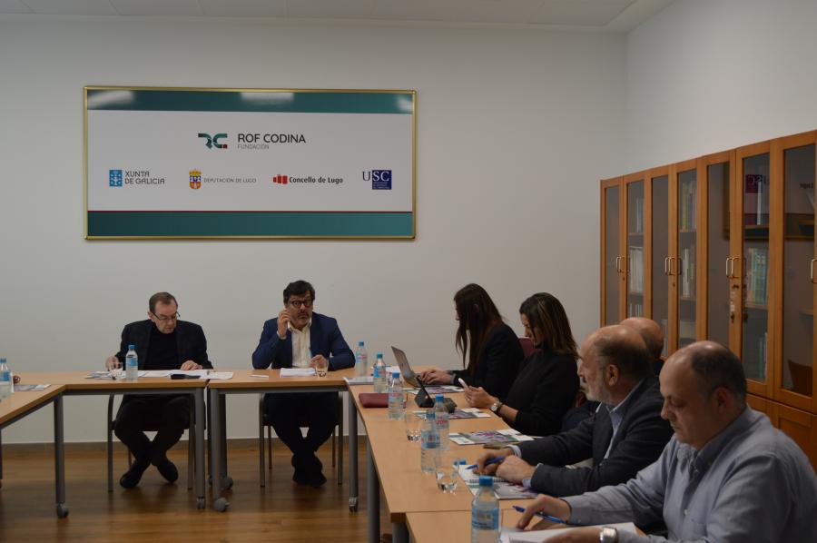 O xerente da Rof Codina, á dereita, informa do orzamento a membros do padroado