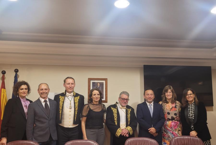 Unha nutrida delegación da USC acompañou o profesor Otero no acto de ingreso