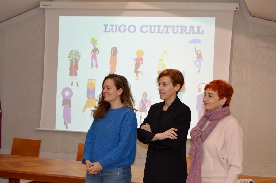 A vicerreitora de Cultura da USC, Pilar Murias, entre Iria Castro e Tareixa Ferreiro, na presentación do Lugo Cultural 2024