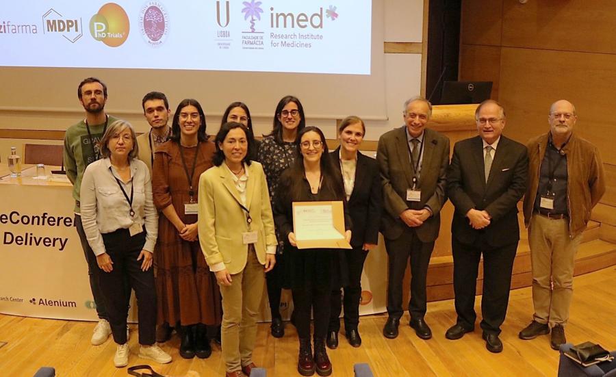 María Vivero, no centro da imaxe, posa co diploma de gañadora xunto co resto de asistentes ao acto