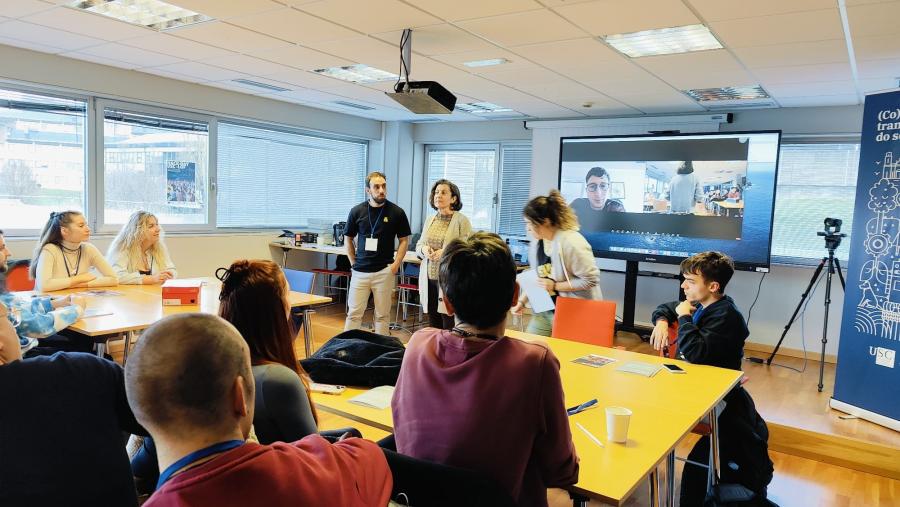 Elvira López Mosquera dá a benvida aos participantes no Hack-Day do proxecto ModulAct