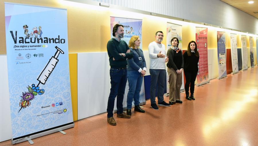 O decano da Facultade (no centro) inaugurou a exposición xunto co delegado de Farmamundi en Galicia. Foto: Santi Alvite