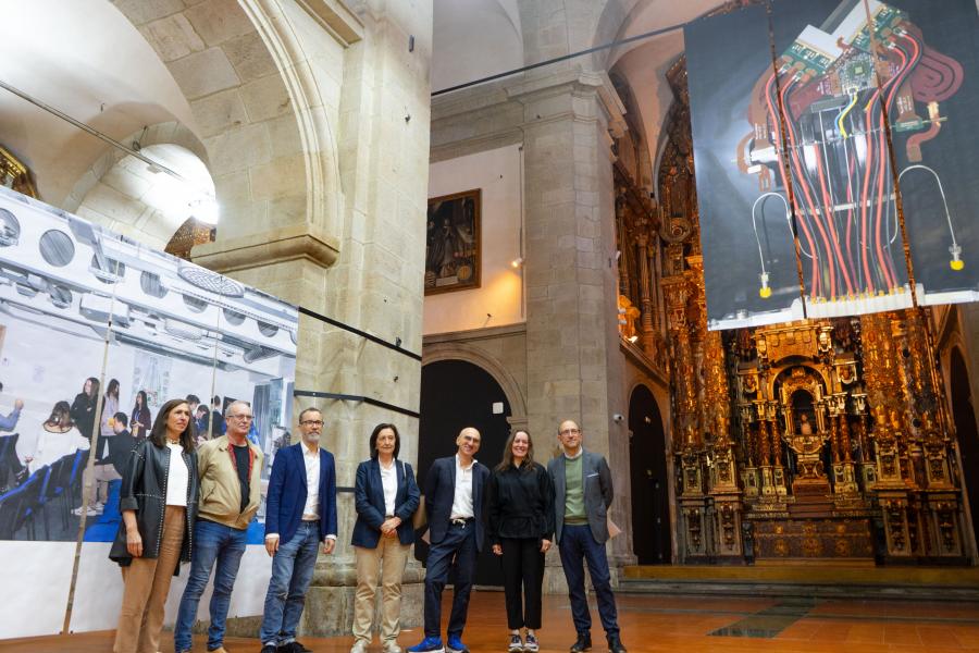 María Pereira, directora de Acción Cultural da Cidade da Cultura de Galicia, esquerda; Santiago Olmo, director do Centro Galego de Arte Contemporánea (CGAC); Carlos Salgado, director do IGFAE; Pilar Bermejo, vicerreitora de Política Científica da USC; o artista Armin Linke, a comisaria Mónica Bello e o director xeral de Cultura da Xunta, Anxo Lorenzo. FOTO: Manuel Rey