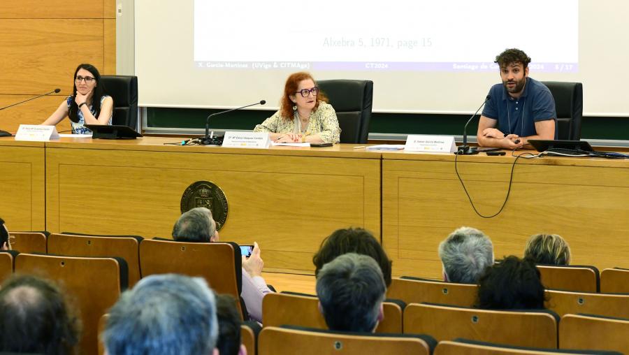 Na inauguración, de esquerda a dereita, Rosa Crujeiras, Elena Vázquez e Xabier García. Fotro: Santi Alvite