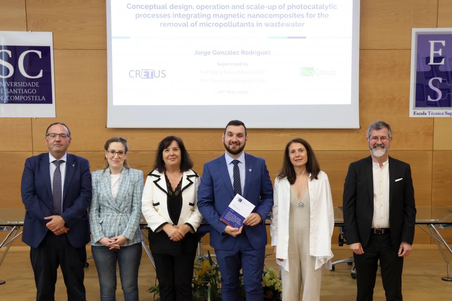 Jorge González coa directora e o director da tese e os membros  do tribunal. Foto: Iria Lema