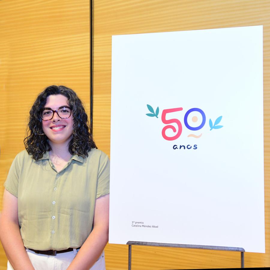 Catalina Méndez Abad co logo gañador do terceiro premio