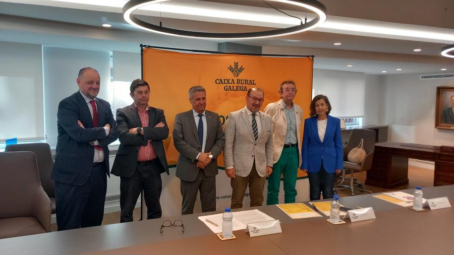 O acto de sinatura dos dous textos desenvolveuse no edificio central de Caixa Rural Galega