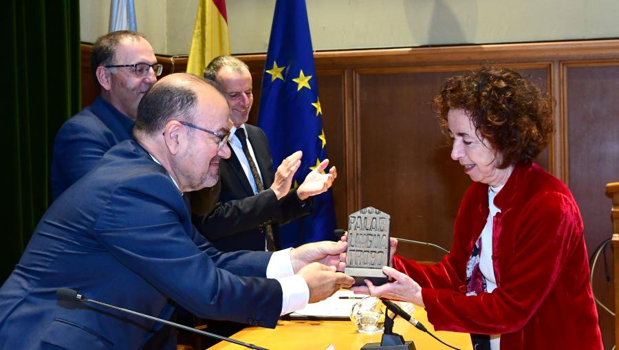 Marilar Aleixandre recibe o premio de mans do reitor. Foto: Santi Alvite