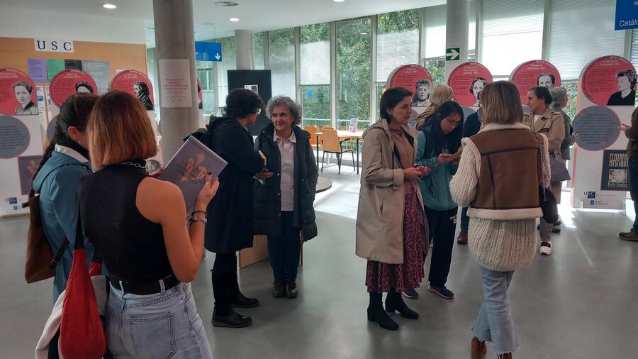 No acto inaugural, léronse fragmentos das obras expostas