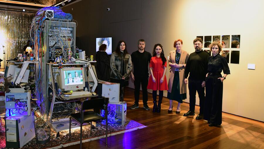 A mostra inaugurárona a vicerreitora de Estudantes e Cultura, a comisaria e comisarios e algunhas das artistas. Foto: Santi Alvite