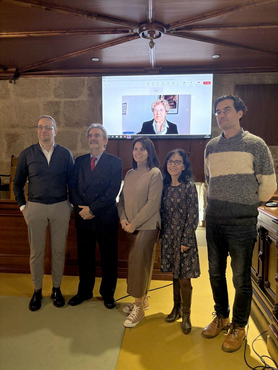 Marta Torrente, no centro, na defensa da súa tese