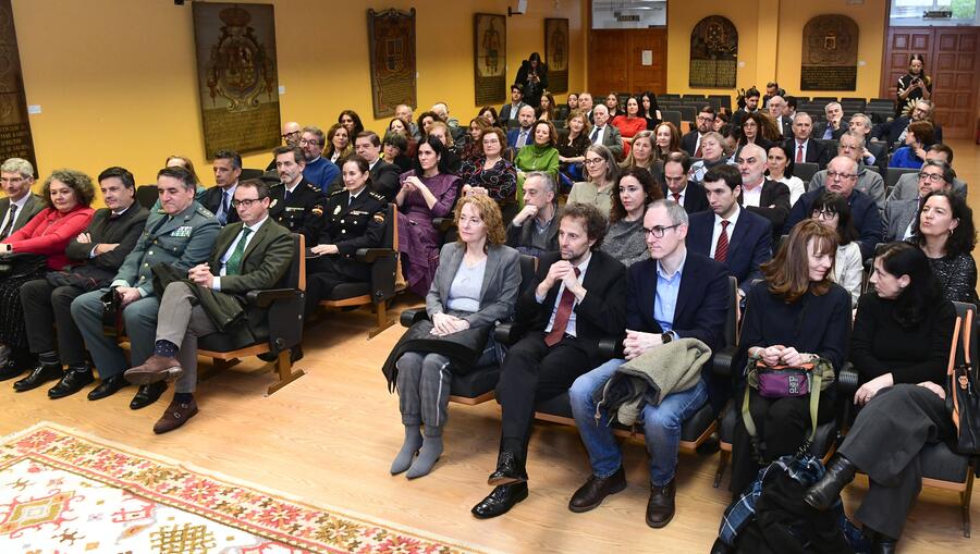 Á cerimonia asistiu a comunidade do centro así como numerosas autoridades civís e académicas. Foto: Santi Alvite
