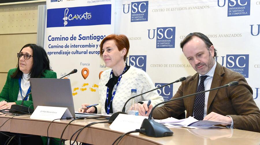 Inaugurou o congreso a vicerreitora Pilar Murias, acompañada por Antón Acevedo e Esther Olveira Olveira. Foto: Santi Alvite