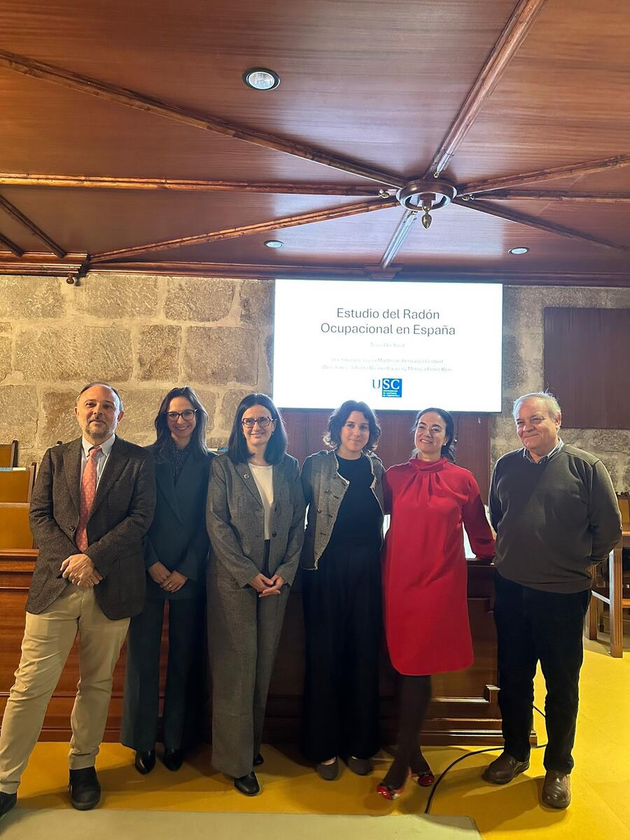 A investigadora xunto aos directores da tese e integrantes do tribunal