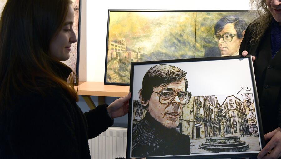 O material exposto abrangue case setenta anos de arte. Foto: Santi Alvite