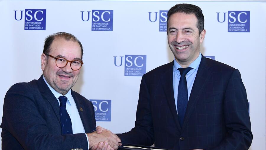 O reitor e o conselleiro do Mar asinaron o acordo. Foto: Santi Alvite