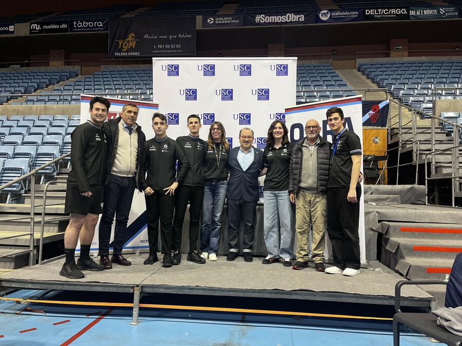 O reitor da USC e o presidente da Federación Galega de Baloncesto, coa equipa arbitral
