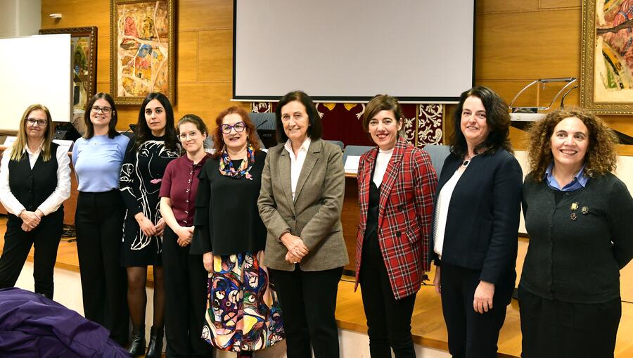 Foto de grupo das participantes na mesa redonda en Ciencias Políticas. Foto: Santi Alvite